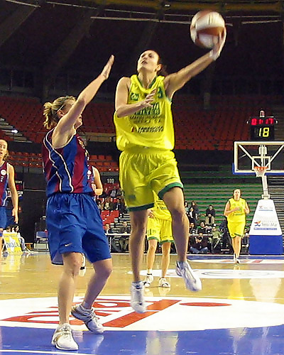 Mireia Navarrete sufre una contractura tras caerle encima Vanessa Hayden