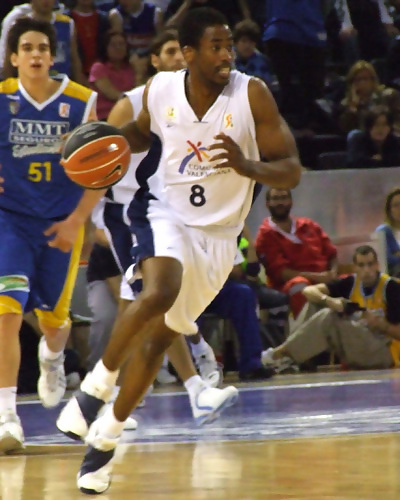 iurbentia Bilbao Basket intenta completar el cupo nacional, mientras deshoja la margarita del segundo extracomunitario