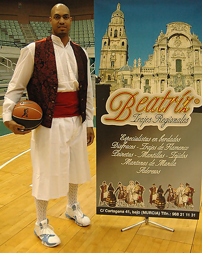 La rotura muscular no consigue robarle el buen humor a Marcus Fizer