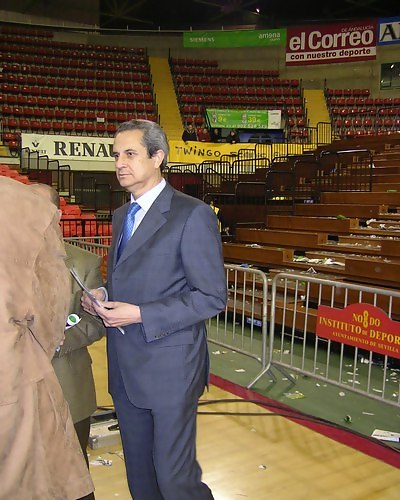 El presidente del Caja San Fernando anima a sus jugadores que no estarán en la Copa del Rey