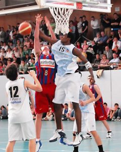 El congoleño Serge Ibaka y nacional Alex Llorca proclaman al <i>Hospi</i> Campeón júnior de Cataluña