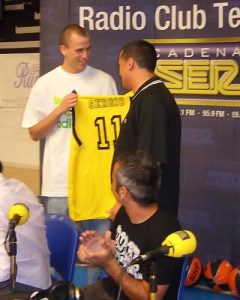 El Socas Canarias regala a Sergio Rodríguez una camiseta aurinegra con su nombre y número