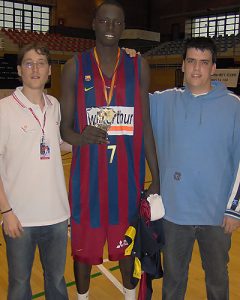 Ligas Adecco: Michel Diouf, pívot senegalés de 2,08, criado en la cantera de Regal Barça, jugará la Adecco Oro con Navarra. Antonio Bustamante será el <em>playmaker</em> de Plasencia