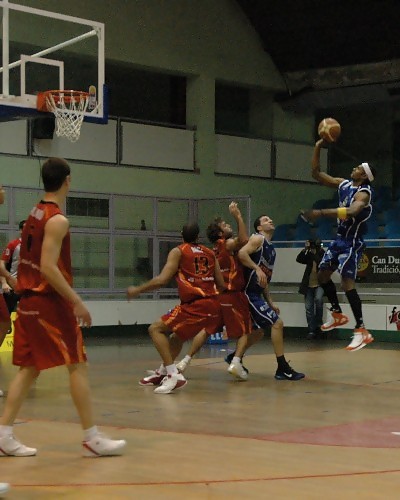 Edward Santana, el internacional dominicano, no renueva por el Rosalía y ficha por el Alimentos de Palencia