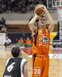 Dennis Stanton, un tirador para Alimentos de Palencia. Adrián García completa el juego exterior de Farho Gijon. Vinicius Bitencourt a prueba en Almería