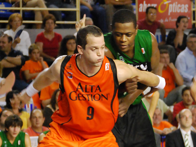 Baxter ya llegó pero, ¿Quién saldrá? ¿Popovic o Moiso?