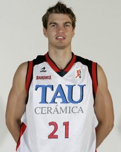 Splitter saca los colores al AXA Barça y se aleja de la NBA