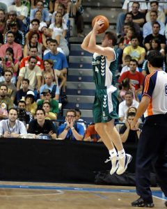 Mercado ACB: Lou Roe y Bojan Popovic, refuerzos de lujo para Bruesa GBC y más noticias desde Málaga