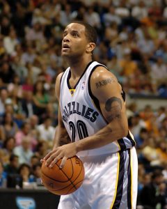 Damon Stoudamire se va a los Spurs