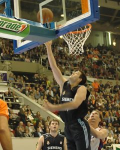 El Real Madrid puede recuperar a Reyes y Fotsis; a Bennett, no