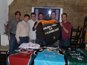 ACB premia a Solobasket con la camiseta de su 25 aniversario tras la presentación de la nueva versión