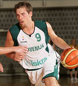 Beno Udrih firma con los Sacramento Kings