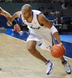 EL Top 16 (J1- jueves): Ajustado y polémico triunfo blanco; debut victorioso de Xavi Pascual