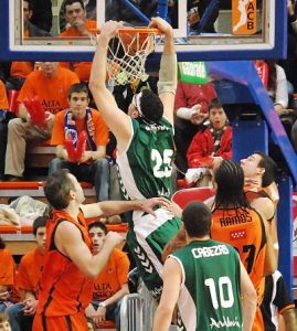 Daniel Santiago jugará en el Efes Pilsen