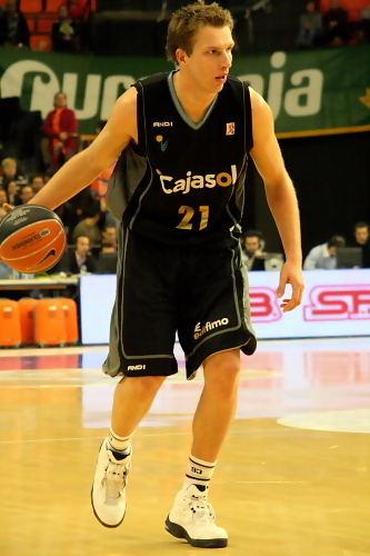 Renovaciones: Michal Ignerski se queda en Cajasol y Mickeal, en el Tau