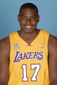 ¿Pueden ganar el anillo los Lakers sin Andrew Bynum? Posible nuevo paso por el quirófano