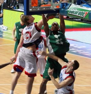 Gabe Muoneke guía al Tau a semifinales en su mejor partido