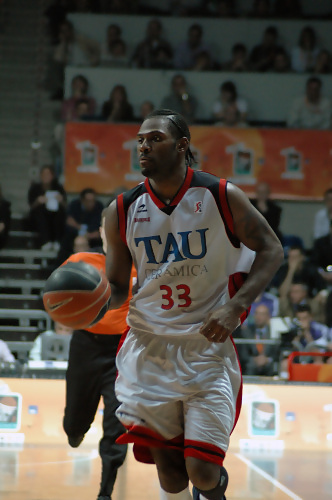 El mejor Pete Mickeal mete al Tau en la final