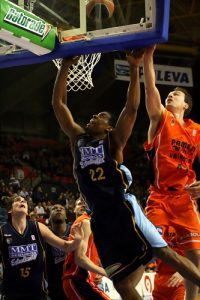 Larry Lewis ficha por el Unicaja por un mes