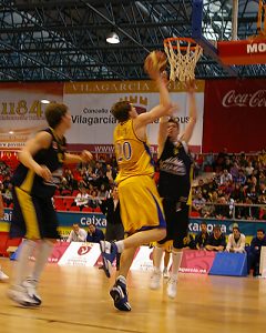 El Khimki y su gigante Mozgov (19+13) dan el primer aviso