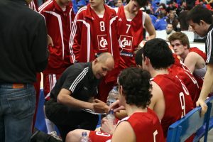 Alberto Angulo: “Si no deseamos ganar y no deseamos competir, no sólo perderemos contra el Bruesa”. Larry Lewis pone rumbo a EEUU