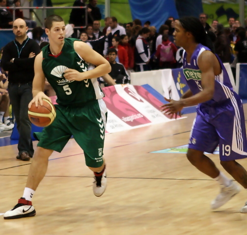 Alejandro Navajas renueva en Breogán