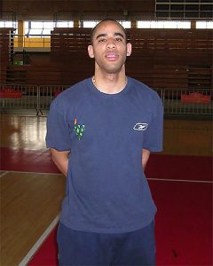 Carlos Cherry segundo en renovar en Caja San Fernando