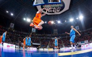 Un gran Faverani lleva al Valencia a semifinales ante un Estudiantes que echó de menos a English (77-59)