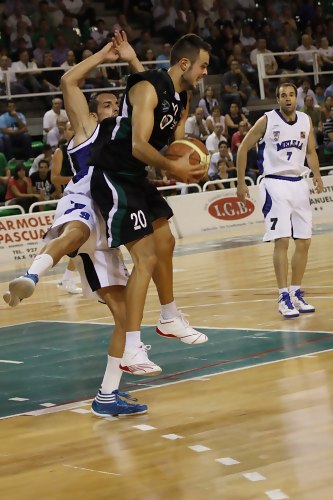 Asier Zengotitabengoa es el primer fichaje de Leyma Básquet Coruña que tiene cerca a Marcos Suka-Umu