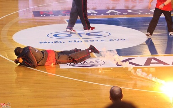 Copa Griega: Hines golpeado por una bengala, Bramos agredido y victoria de PAO