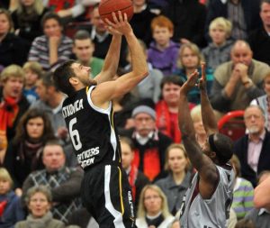 Bonn no puede con Berlín, Bayern cae con 6 puntos en el último cuarto