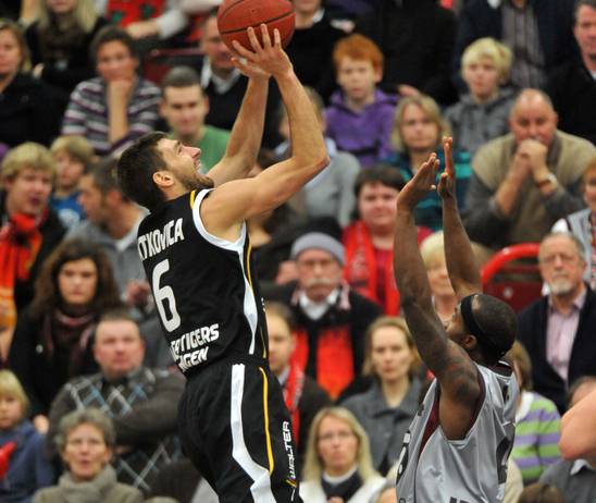 Bonn no puede con Berlín, Bayern cae con 6 puntos en el último cuarto