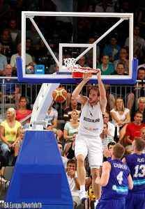 Los Rockets europeizan su juego interior con alemán que dijo no a los Celtics