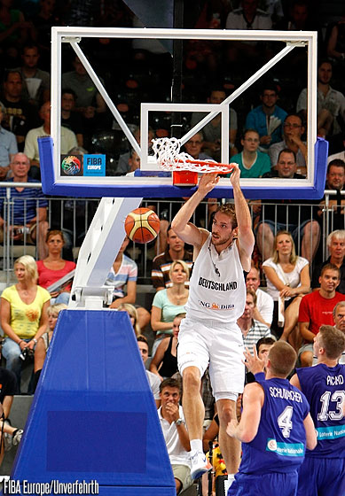 Los Rockets europeizan su juego interior con alemán que dijo no a los Celtics