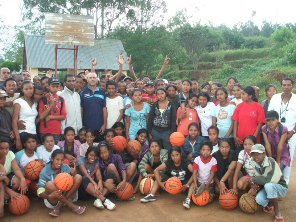 ¿Quieres ayudar a crear escuelas de basket en Madagascar?