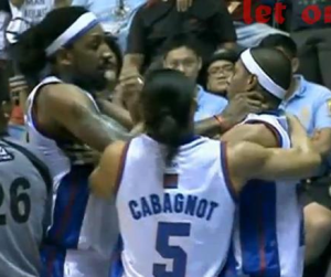 El ex NBA Renaldo Balkman pierde los papeles y agrede ¡a un compañero!