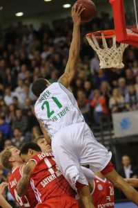 Esterkamp, 5 puntos en 29 seg. Frankfurt, de desahuciado a matagigantes. Bryant, MVP