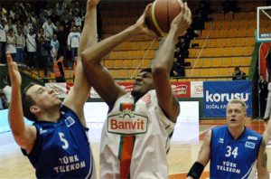 Fenerbahce sufre ante Karsiyaka. Besiktas, en crisis. Penney vs Tucker. Chuck Davis, MVP.