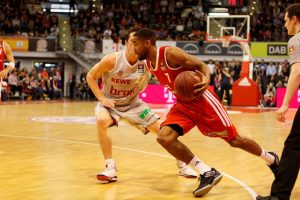 Bayern le gana el derby a Bamberg; Berlín y Ulm caen; Pantelic pone 7 tapones