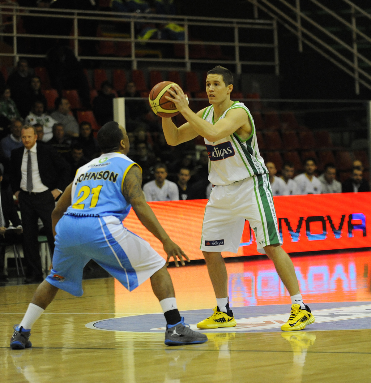 Los ex ACB, Lakovic (6 triples) e Ivanov (21 rebotes) aniquilan a Cantù