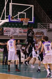 Ashaolu (MVP), Sanz (entrenador). Sàbat, Leonavicius, Sánchez y Ogide completan quinteto