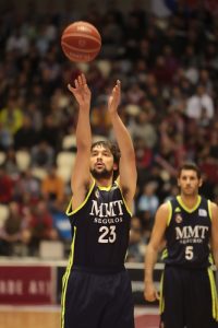 LLull lidera la 12º victoria blanca manteniendo la imbatibilidad ante un duro y digno rival en Sar (87:97)