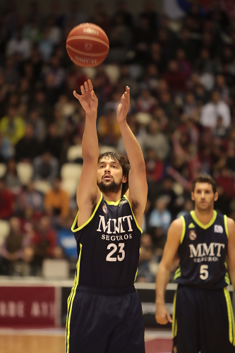 LLull lidera la 12º victoria blanca manteniendo la imbatibilidad ante un duro y digno rival en Sar (87:97)