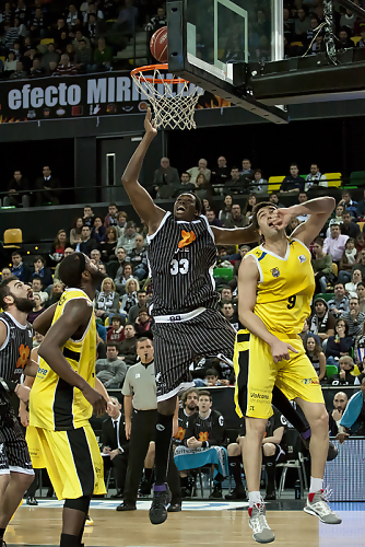 Mamadou Samb, protagonista inesperado de la victoria de un Uxue Bilbao Basket que se complicó la vida en exceso ante CB Canarias