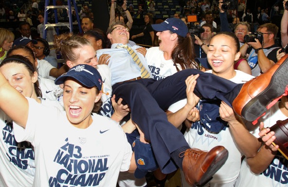 UConn y Auriemma hacen historia y logran el título de la NCAA femenina
