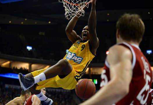 Playoffs abiertos a falta de una jornada. MVP compartido por Hamilton y McElroy