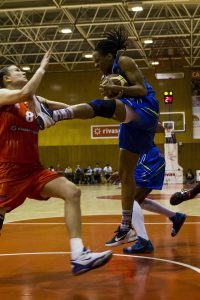Hitchcock escribió el guión para un Perfumerías campeón (67-66)