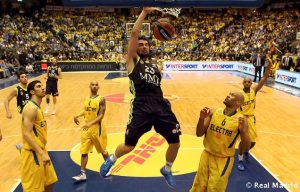 Carroll conduce al Madrid a Londres por la vía rápida; el Barça se complica el pase