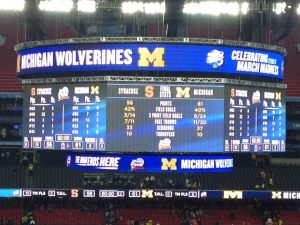 Michigan se mete en la final con suspense (56-61). Louisville espera