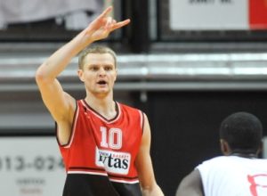 Joan Plaza en plena lucha por el anillo de la LKL en el 20 aniversario de la competición